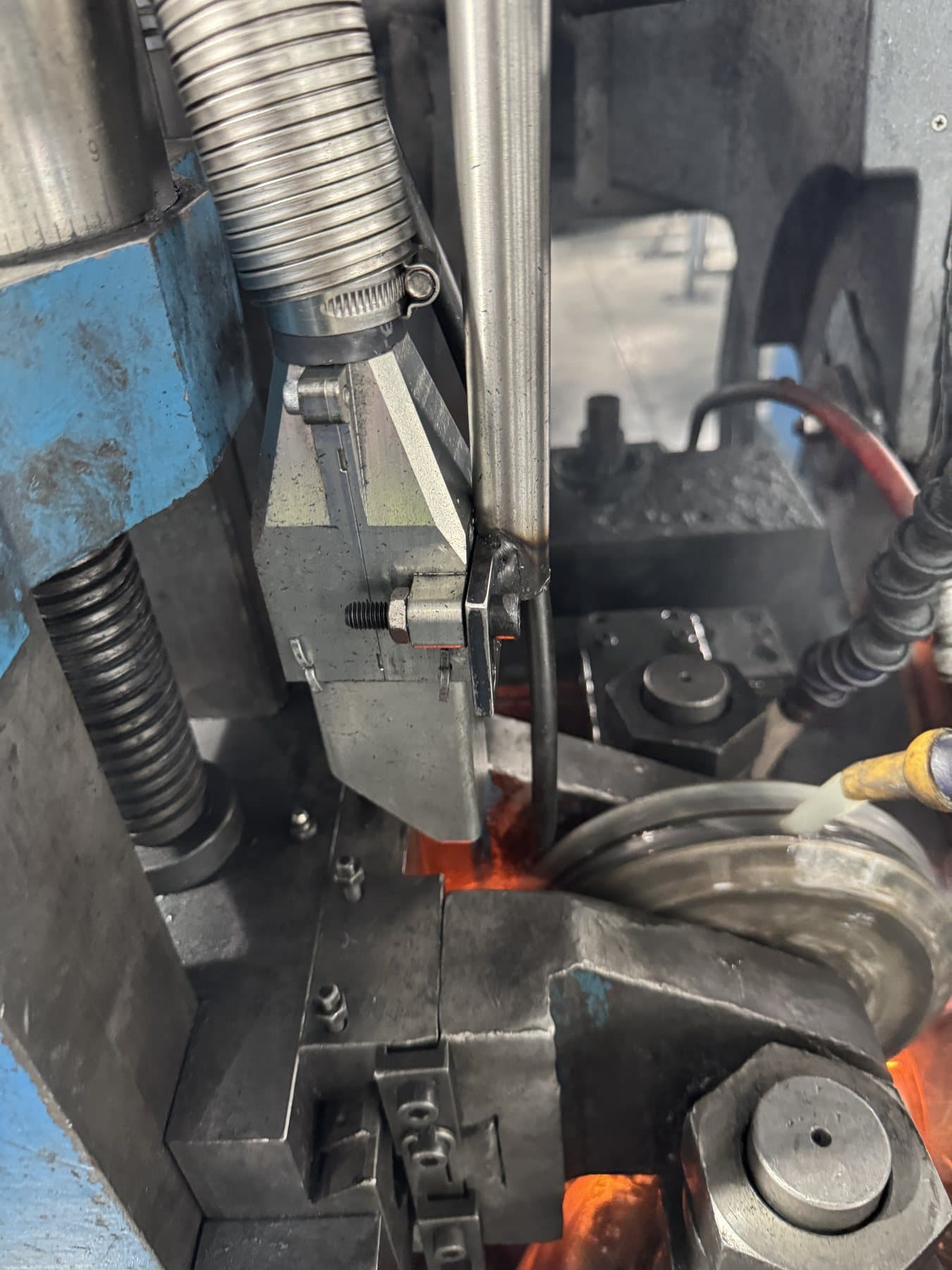 ERW and HFI tube welding line tooling near the weld seam